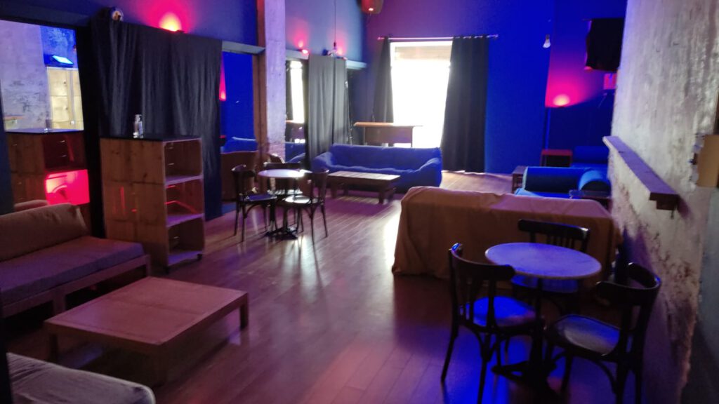 AA_Sala mediana vestida 600 sala para alquilar para cumpleaños, fiestas, celebraciones, clases de baile, clases de yoga y clases de teatro.